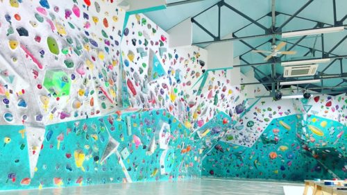 秋田県のクライミング施設「CLIMBING & CAFE WAREHOUSE -UN ROCHER-（アンロシェ）」